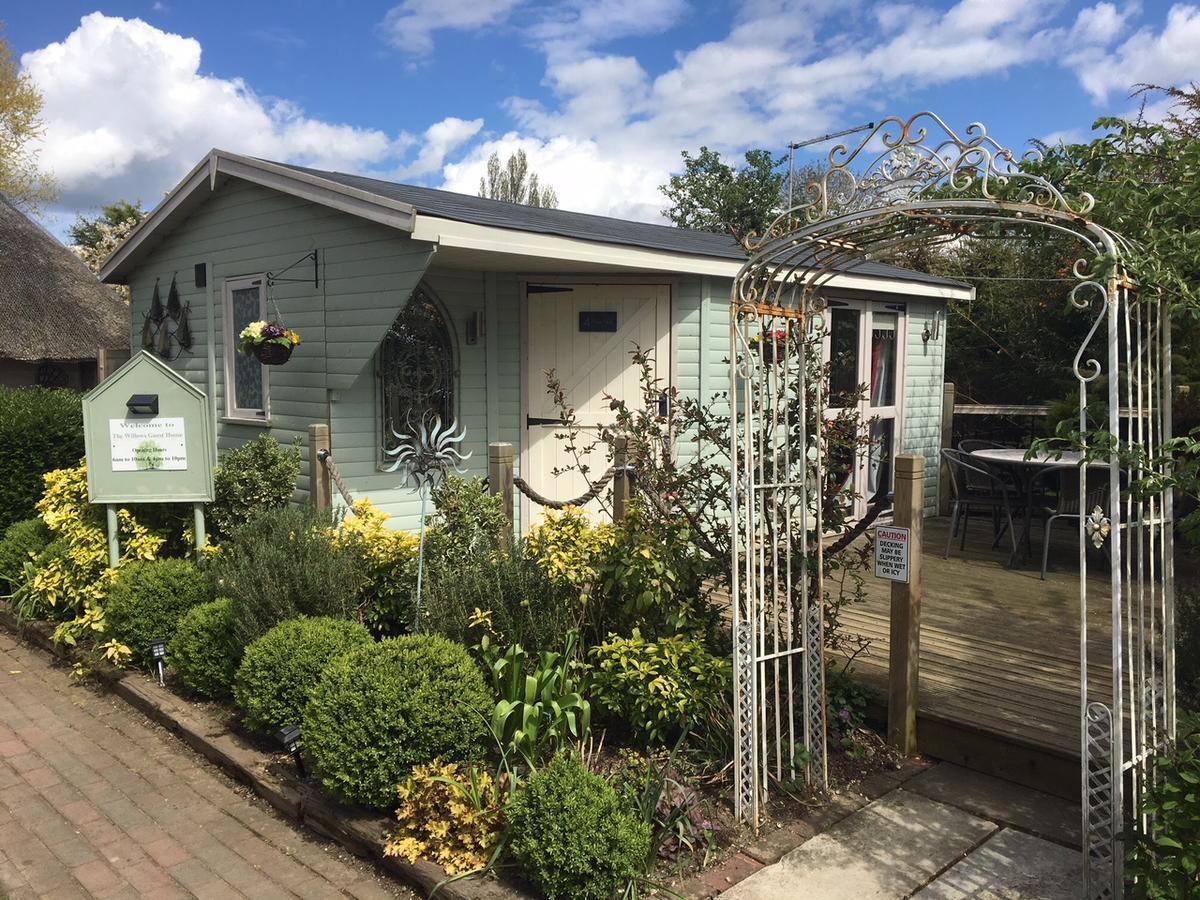 Takeley The Willows Guest House المظهر الخارجي الصورة